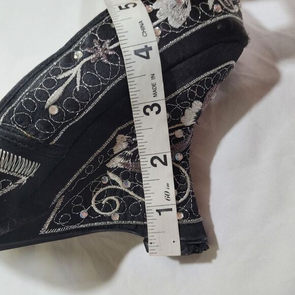 Qupid Elegant Black and Silver Embroidered Wedge Shoes - Picture 11 of 12